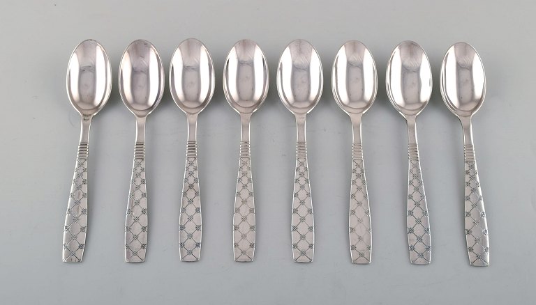 Jens H. Quistgaard (1919-2008), Denmark. Eight Star dessert spoons in plated 
silver. 1960 / 70
