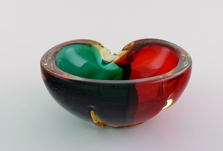 Murano bowl in red and green mouth blown art glass. Italian design, 1960