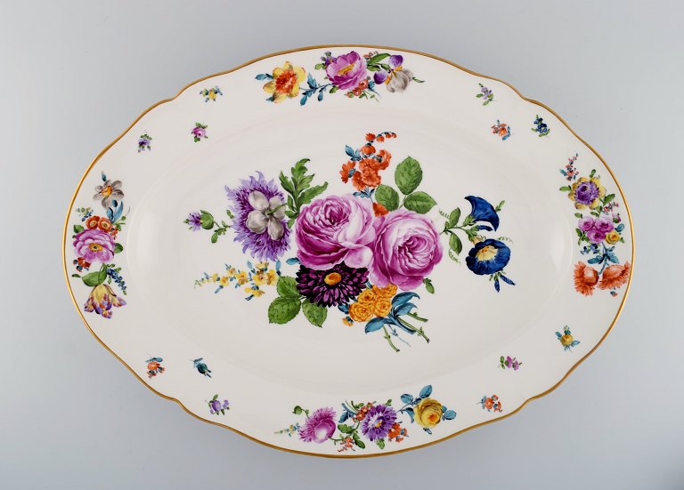 KPM, Berlin. Large antique dish in hand-painted porcelain with floral motifs and 
gold edge. 19th century.
