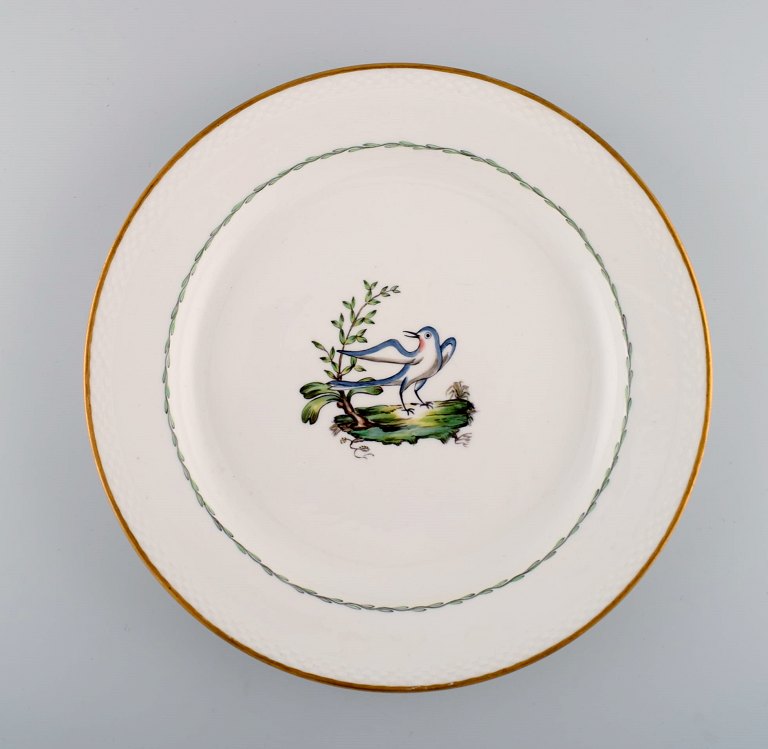 Large round Royal Copenhagen dish in hand-painted porcelain with bird motif and 
gold decoration. Early 20th century.
