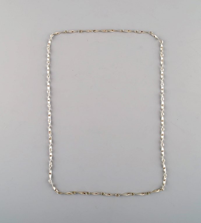 Modernist Georg Jensen necklace in sterling silver. 20th century.
