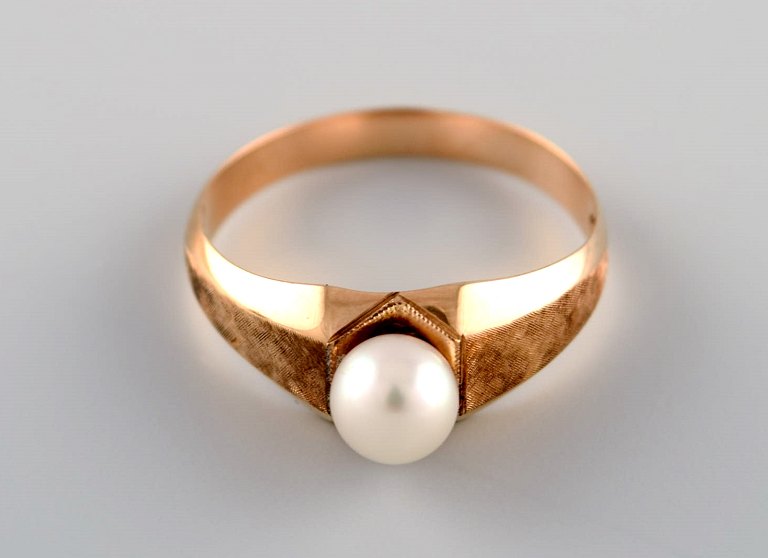 Vintage art deco ring in 14 carat gold adorned with cultured pearl. 1940s.
