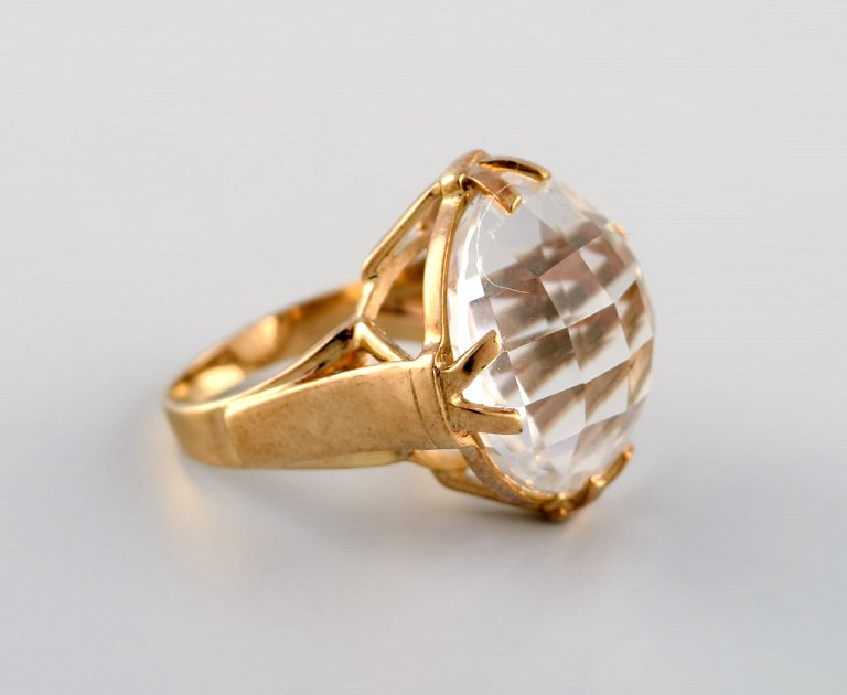 Vintage art deco ring in 9 carat gold adorned with large clear semi-precious 
stone. 1940