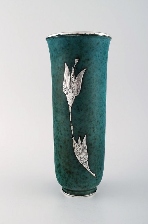 Wilhelm Kåge for Gustavsberg. Sjælden argenta art deco vase i glaseret keramik 
dekoreret med fugle i sølvindlæg. Sverige 1940´erne.
