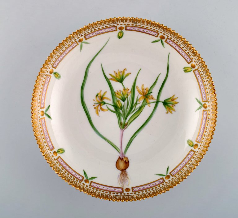 Royal Copenhagen Flora Danica skål af porcelæn, dekoreret i farver og guld med 
blomster. Modelnummer 20/3503. 
