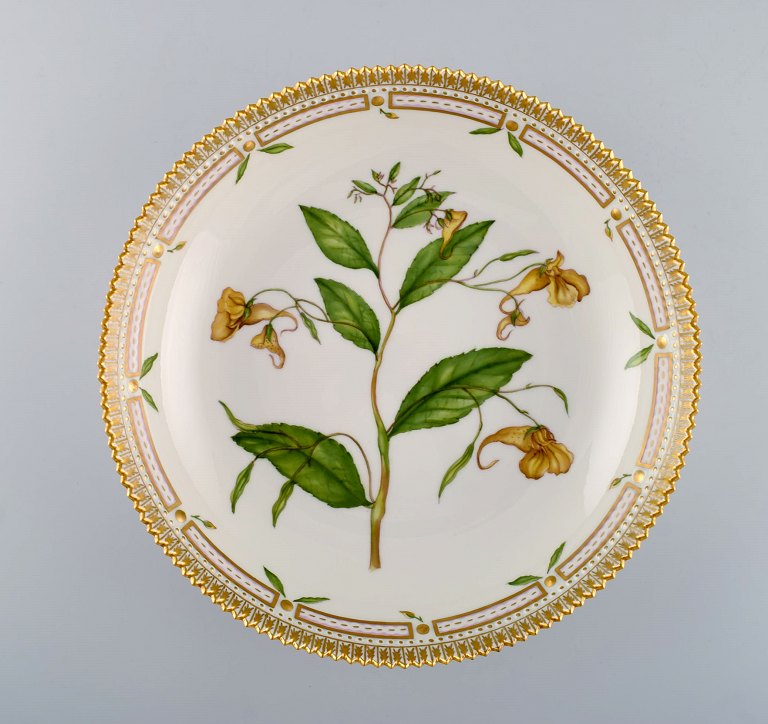 Stor Royal Copenhagen Flora Danica skål af porcelæn, dekoreret i farver og guld 
med blomster. Modelnummer 20/3505. 
