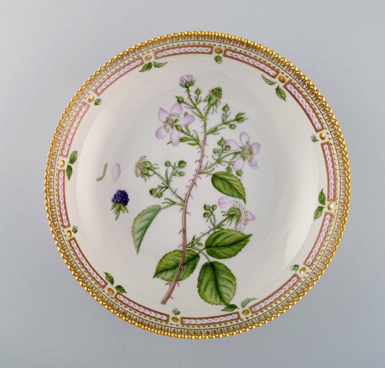 Stor Royal Copenhagen Flora Danica skål af porcelæn, dekoreret i farver og guld 
med blomster. Modelnummer 20/3505. 
