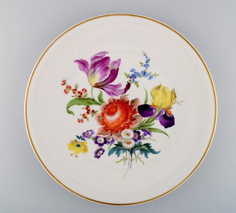 Stort rundt Meissen fad i håndmalet porcelæn med blomster. 1900-tallet.
