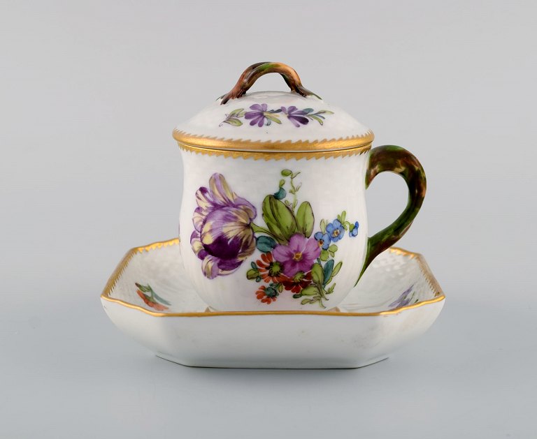 Royal Copenhagen Saksisk Blomst. Cremekop med underkop i håndmalet porcelæn. 
Modelnummer 1542. Tidligt 1900-tallet.
