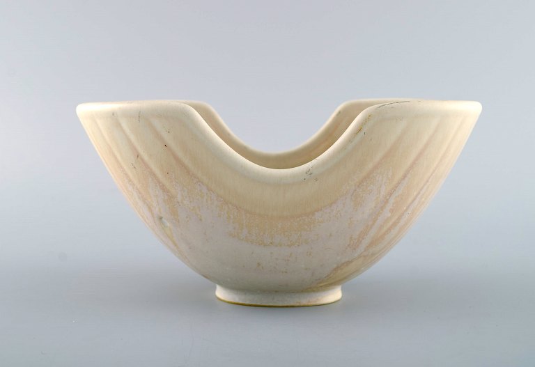 Gunnar Nylund for Rörstrand. Rare bowl in glazed ceramics. Beautiful eggshell 
glaze. Mid-20th century.
