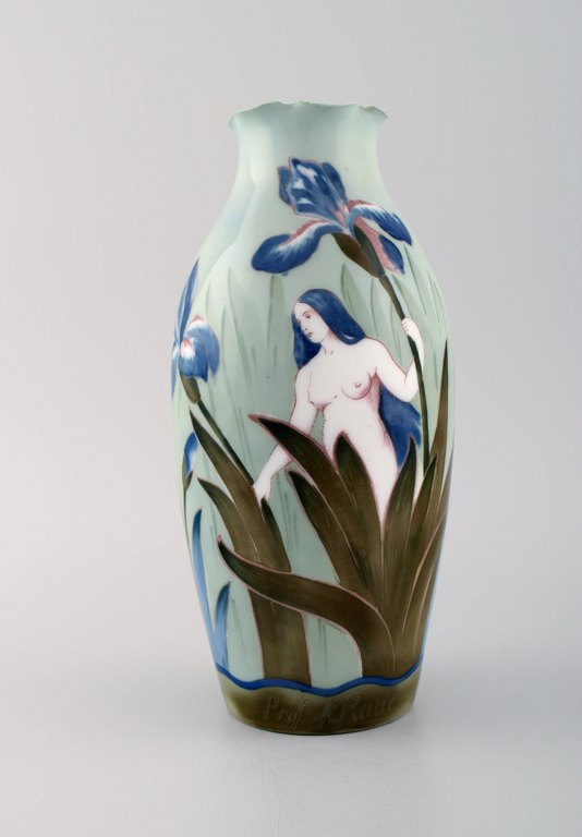 Rosenthal art nouveau vase i håndmalet porcelæn med nøgen kvinde og blomster. 
Tidligt 1900-tallet.
