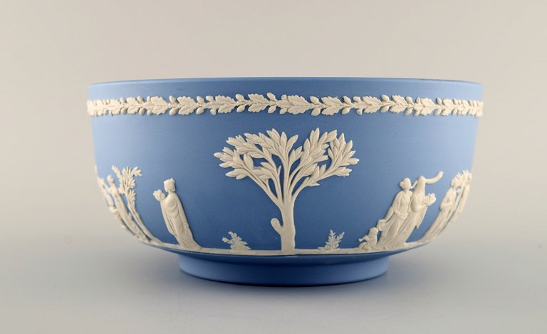 Wedgwood, England. Stor skål i lyseblåt stentøj med klassicistiske scener i 
hvidt. Ca. 1930.  
