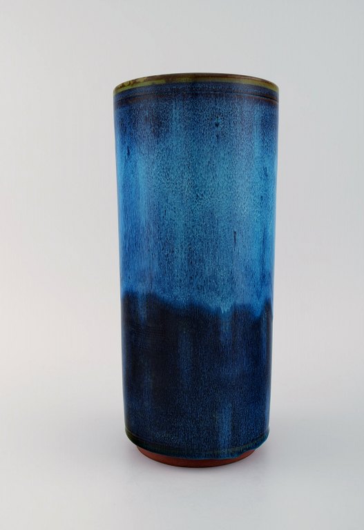 Wilhelm Kåge (1889-1960) for Farsta / Gustavsberg Studiohand. Stor unika vase i 
glaseret keramik. Smuk glasur i turkis nuancer. 1930