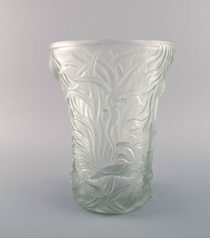 Josef Inwald. Stor art deco vase i kunstglas dekoreret med gobler og havdyr. 
1940