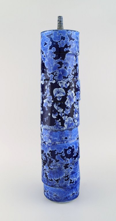 Isak Isaksson, Swedish ceramist. Colossal unique vase with lid in glazed 
ceramics. Beautiful crystal glaze in shades of blue. Late 20th century.
