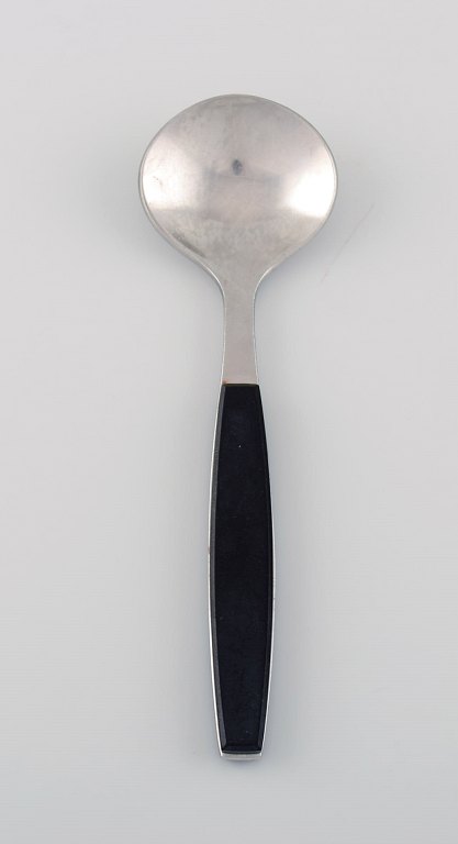 Henning Koppel for Georg Jensen. Strata boullionske i rustfrit stål og sort 
plast. 1960/70