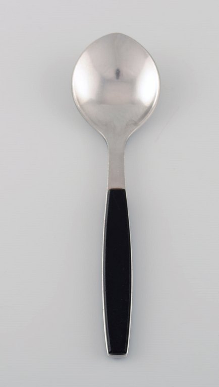 Henning Koppel for Georg Jensen. Strata dessertske i rustfrit stål og sort 
plast. 1960/70