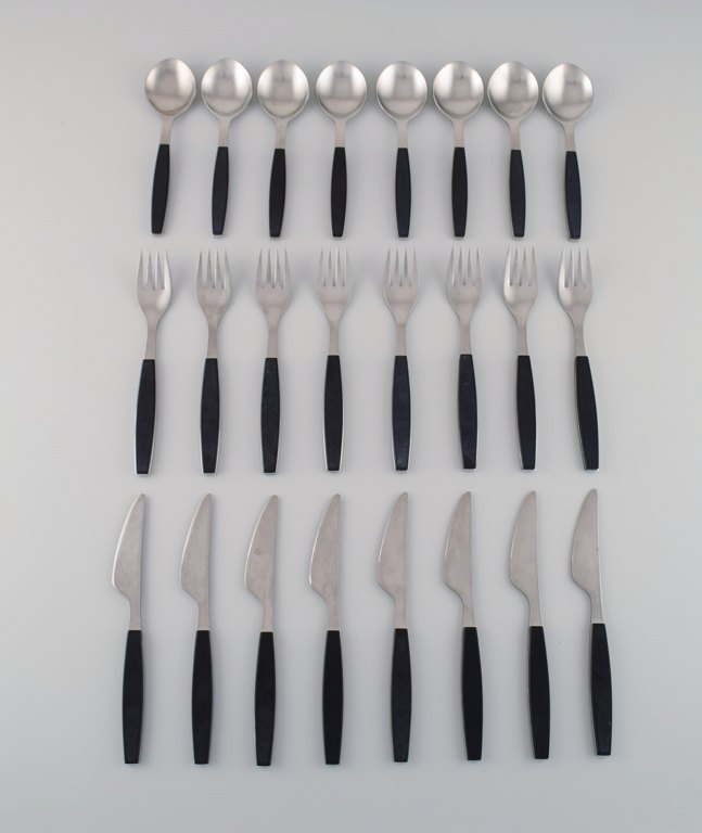 Henning Koppel for Georg Jensen. Strata service for eight people in stainless 
steel and black plastic. 1960s / 70