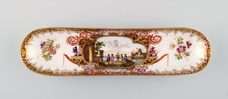 Antique Meissen pen tray in hand-painted porcelain with merchants and gold 
decoration. 19th century.
