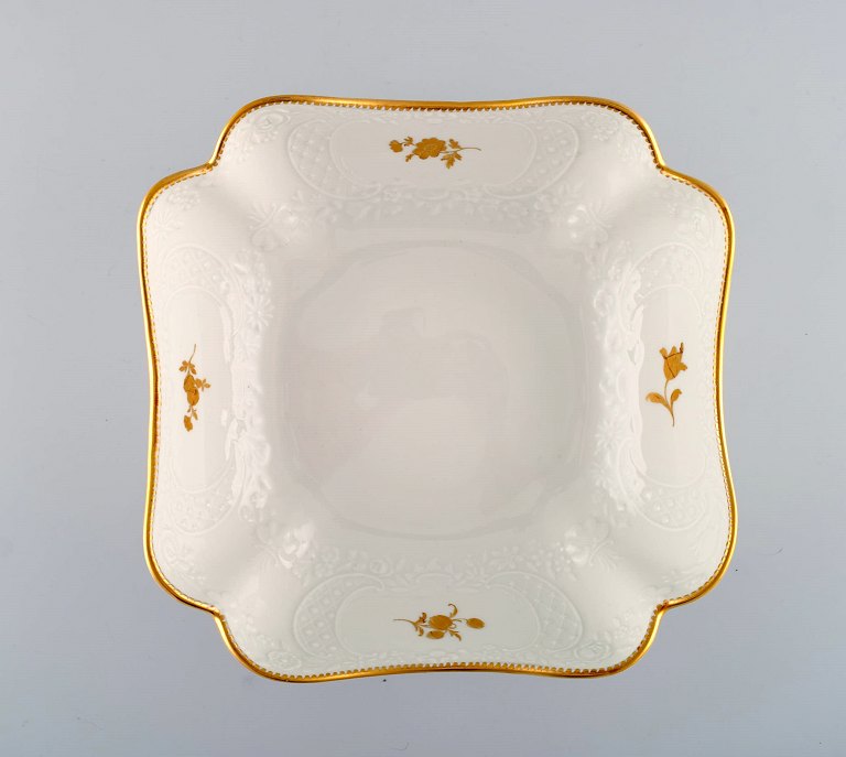 Meissen skål i porcelæn med blomster og bladværk i relief og gulddekoration. 
1900-tallet. To stk på lager. 
