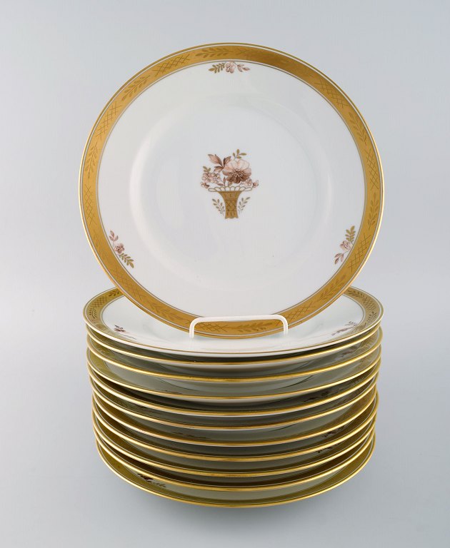 12 Royal Copenhagen "Guldkurv" middagstallerkener med guldkant. Modelnummer 
9586. Midt 1900-tallet.
