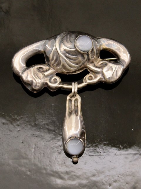 Art Nouveau / jugend brooch  with moonstone