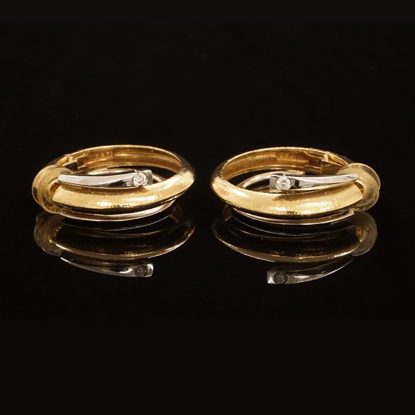 A pair of 14kt gold Ole Lynggaard, Copenhagen, earclips with a diamond. D: 31mm