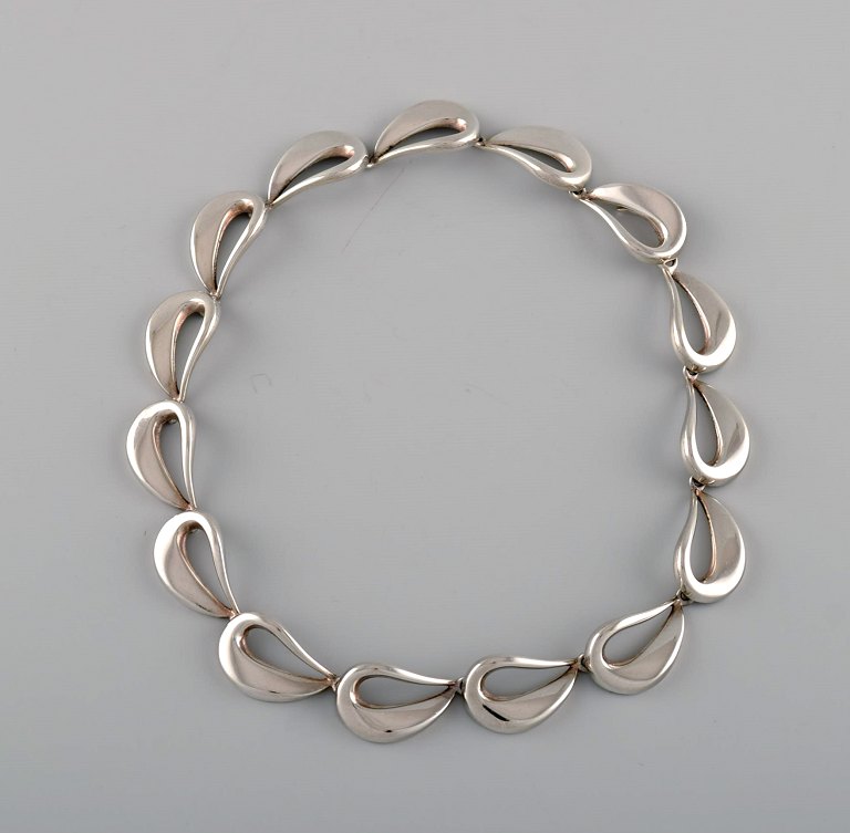 Hans Hansen for Georg Jensen. Halskæde i sterlingsølv. Midt 1900-tallet.
