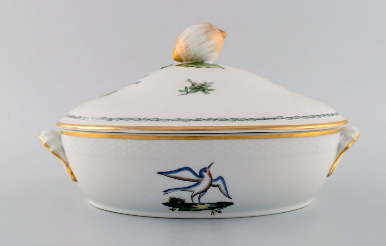 Royal Copenhagen lågterrin i håndmalet porcelæn med fuglemotiver og 
gulddekoration. Tidligt 1900-tallet. 
