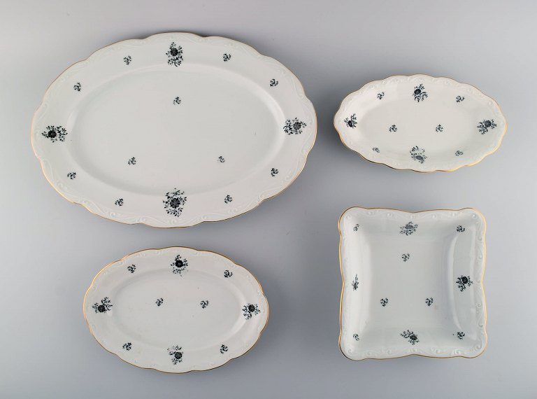 KPM, Kjøbenhavns Porcelæns Maleri. Tre Rubens fade og en skål i porcelæn med 
blomstermotiver og snirkler i relief. 1940