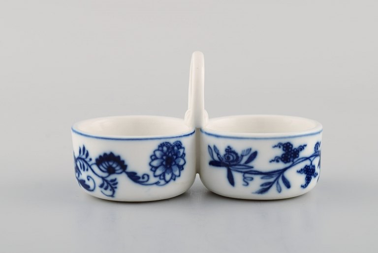 Antique Meissen "Blue Onion" condiment sets in hand-painted porcelain. Early 
20th century.
