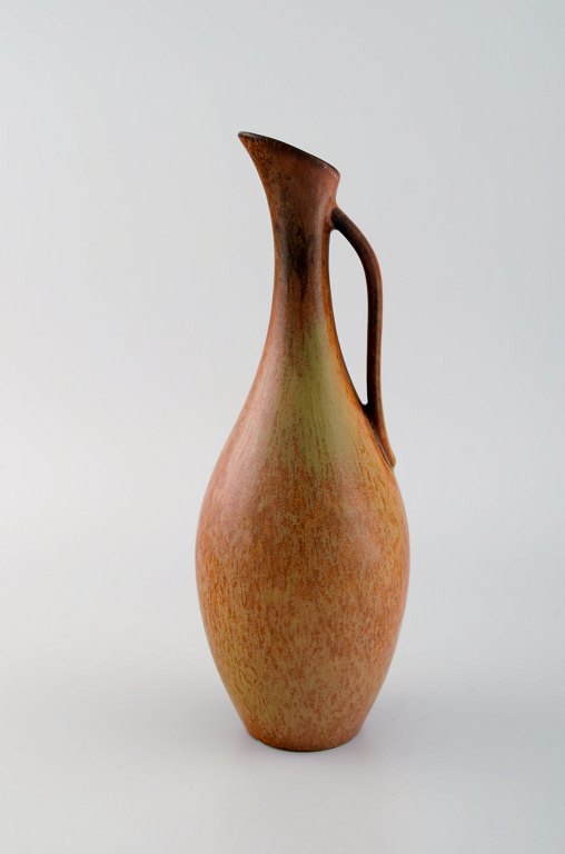 Gunnar Nylund for Rörstrand. Vase med hank i glaseret stentøj. Smuk glasur i 
lyse brune nuancer. 1960