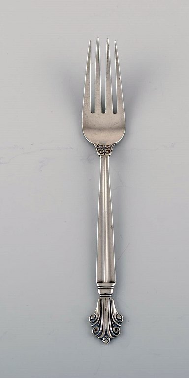 Johan Rohde for Georg Jensen. Tidlig Dronning middagsgaffel i sterlingsølv. 
Dateret 1927.
