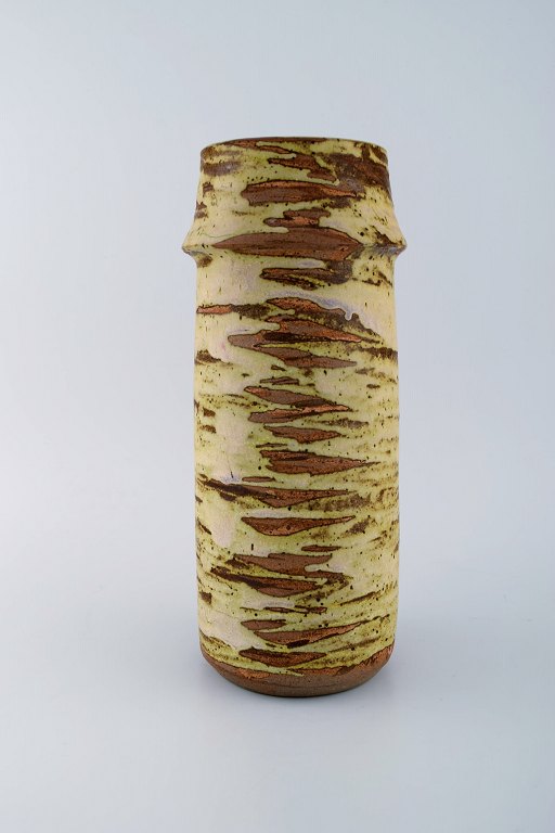 Tony Gant, England. Large cylindrical vase in glazed ceramics. Beautiful glaze 
in sand and light soil shades. Dated 1969-1974. 

