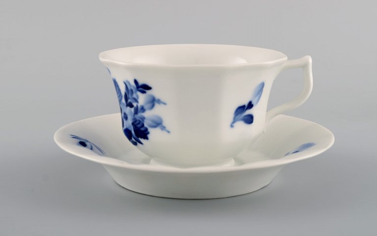 Royal Copenhagen Blå Blomst kantet tekop med underkop i porcelæn. Modelnummer 
10/8500.
