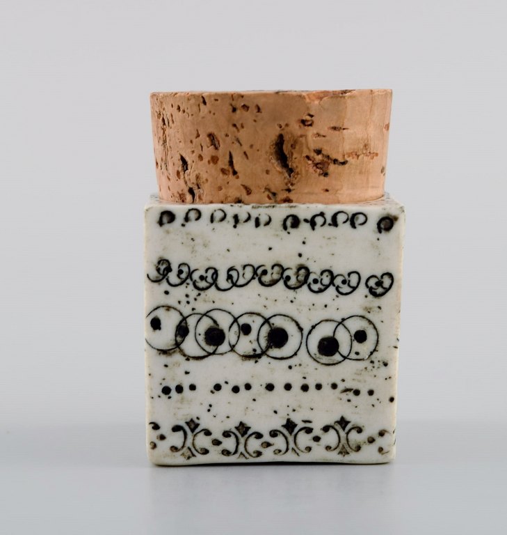 Linnea Rut Bryk (1916-1999), Finland. Rare unique jar in glazed stoneware with 
cork lid. 1950