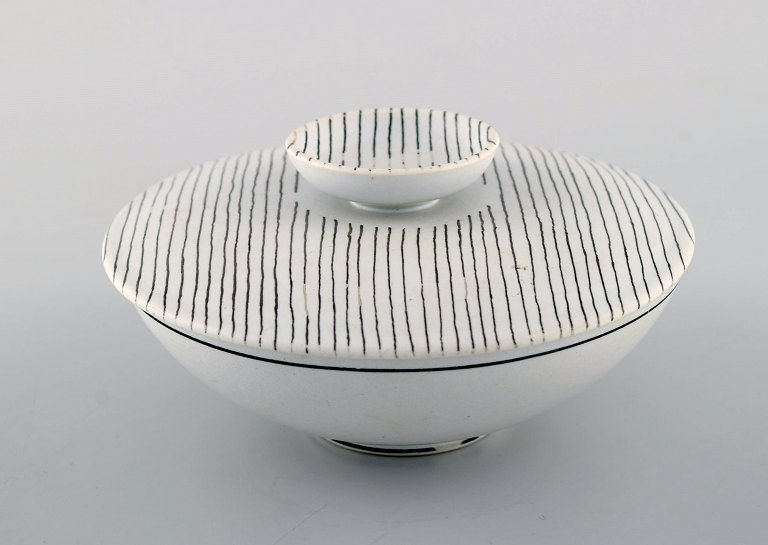 Stig Lindberg for Gustavsberg. Filigran lågskål i glaseret keramik med stribet 
design. 1950
