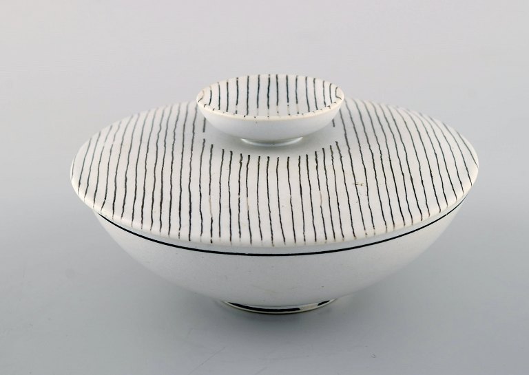 Stig Lindberg for Gustavsberg. Filigran lidded bowl in glazed ceramics with 
striped design. 1950