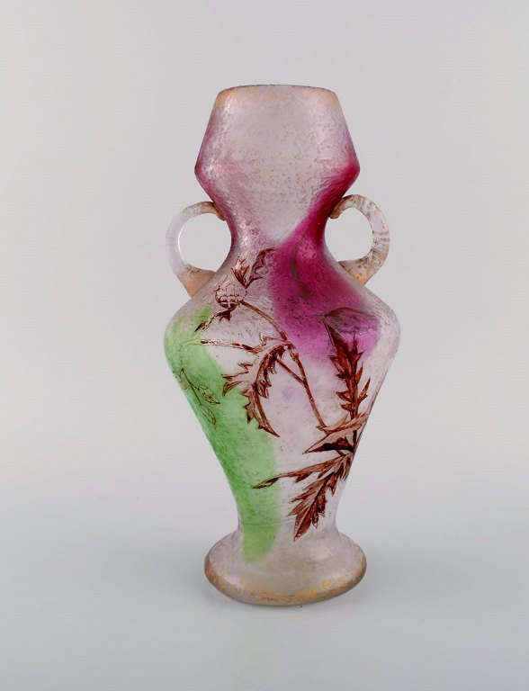Cristallerie de Pantin, Paris. Art nouveau vase med hanke i mundblæst kunstglas 
med blomster og bladværk. Cameo teknik, ca. 1900.
