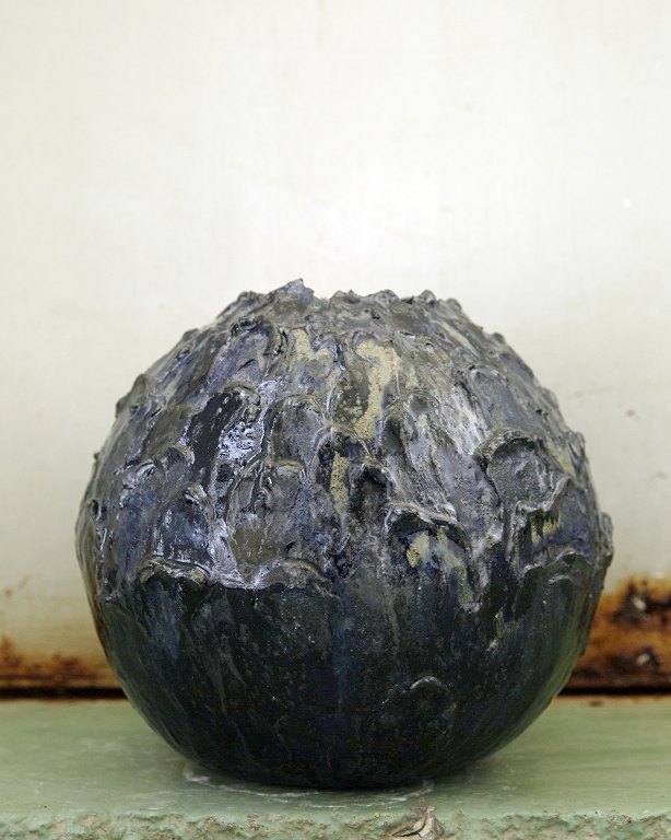 Christina Muff, dansk samtidskeramiker (f. 1971). Vase af gråt stentøjsler med 
lava fra Christina Muff’s ‘Seed’ serie. Vasen er
dekoreret med ler og glaseret med smuk, mørkeblå glasur med gule
strejf.