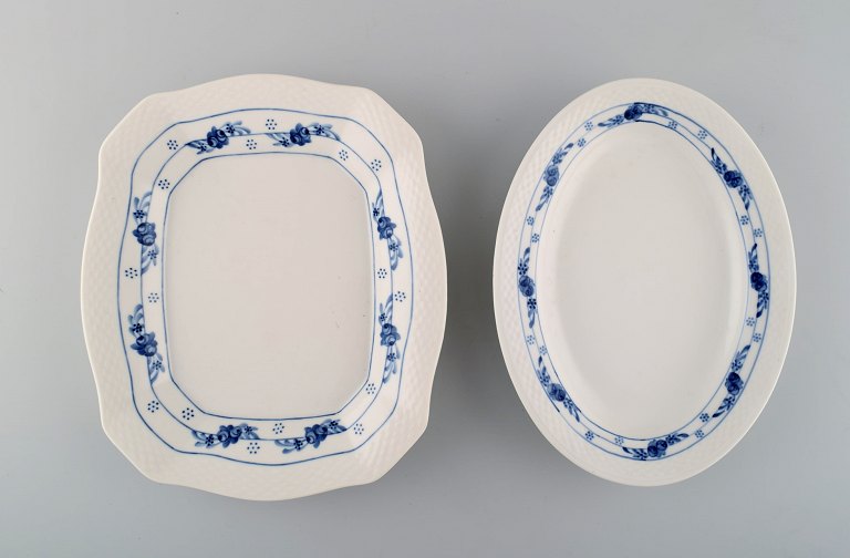 Early Royal Copenhagen Rosebud / Blue Rose service. Two serving dishes in 
hand-painted porcelain. Early 20th century.
