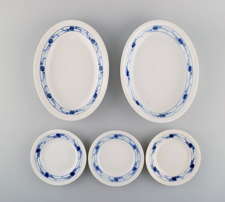 Tidligt Royal Copenhagen Rosenknop / Blå Rose service. To fade og tre 
tallerkener i håndmalet porcelæn. Tidligt 1900-tallet.
