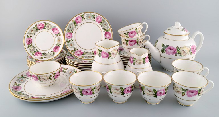 Royal Worcester, England. Komplet teservice til syv personer i porclæn med 
blomstermotiver. Dateret 1983.
