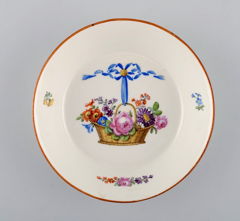 Antique and rare Meissen low bowl in hand-painted porcelain with flower basket. 
Dated 1773-1814.
