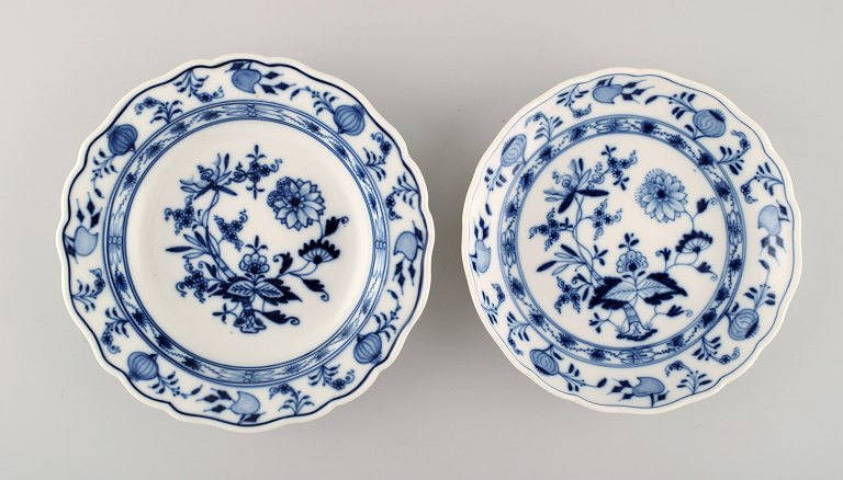 Two antique Meissen Blue Onion bowls in hand-painted porcelain. Early 20th 
century.
