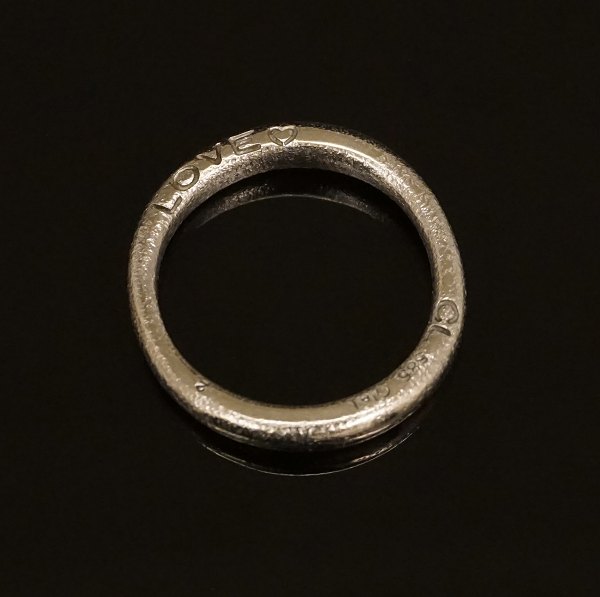 Charlotte Lynggaard: "Love" ring i 14kt hvidguld. Ringstr. 54