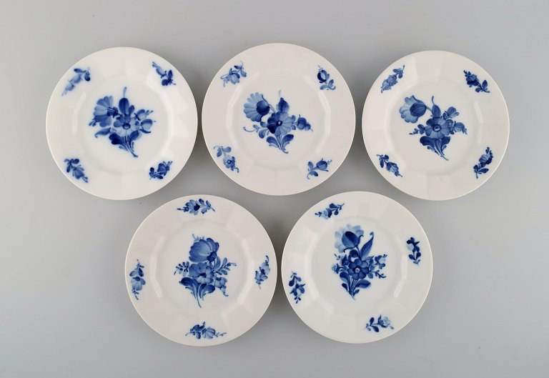 Royal Copenhagen. Blå blomst kantet. Fem kagetallerkener i porcelæn.
Modelnummer 8553.