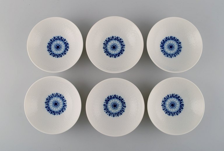 Bjørn Wiinblad for Rosenthal. Seks Romanze skåle i hvid porcelæn med blå 
dekoration. 1980