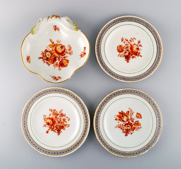 Tre antikke Meissen tallerkener og én skål i gennembrudt porcelæn med håndmalede 
blomster motiver og perlebort. Dateret 1773-1814. 
