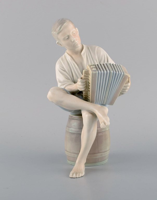 Bing & Grøndahl porcelænsfigur. Dreng med harmonika. 1950